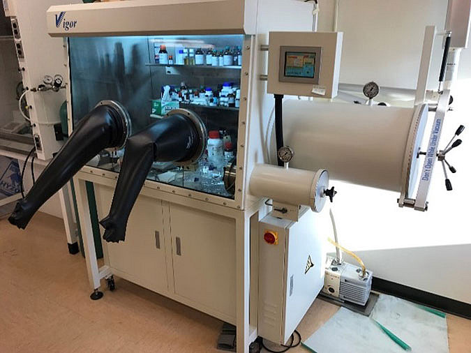 Inert atmosphere glove box